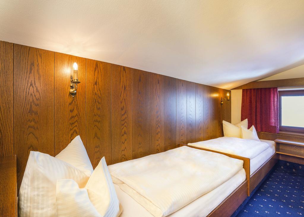 Family Room,393218550:JPEG